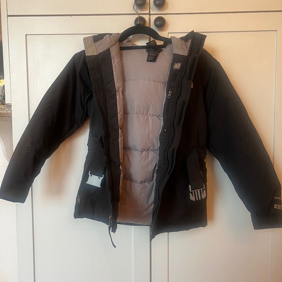 THE NORTH FACE Girl's Down Filled 550 Hooded Jacket - Picture 2 of 10